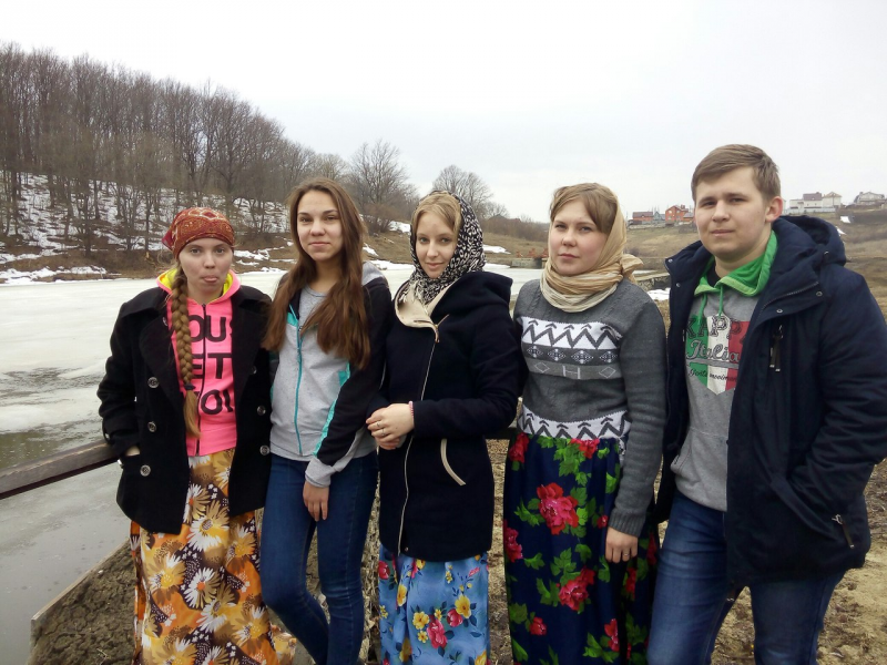 В канун праздника Пасхи студенты УлГПУ участвовали в благоустройстве территории Женского монастыря Архангела Михаила