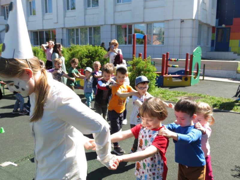 В День защиты детей студенты УлГПУ  организовали  праздничную программу для воспитанников научно-образовательного центра – детского сада  «У-Знайки» 