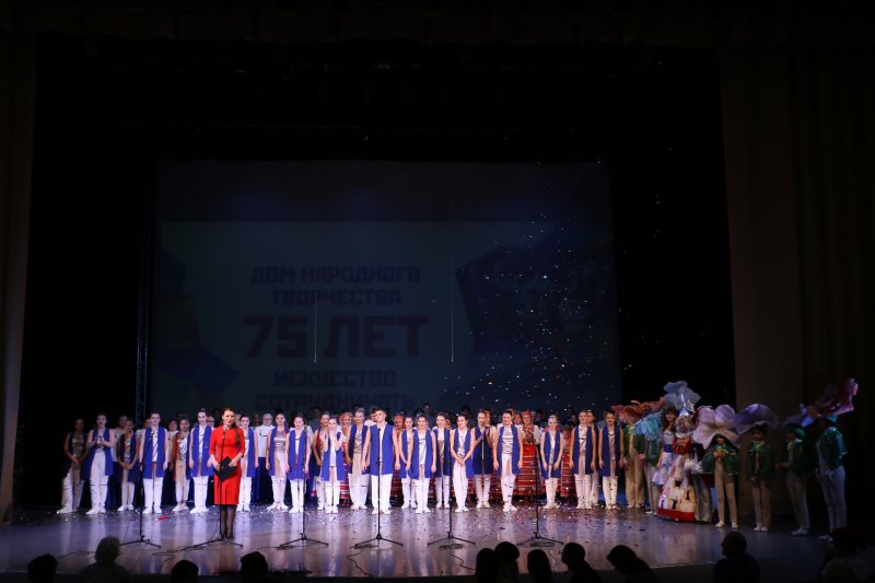 Школа эстрадного танца «DanceAvenue» УлГПУ выступила на 75-летии со дня образования Дома народного творчества, где подтвердила звание Народного коллектива