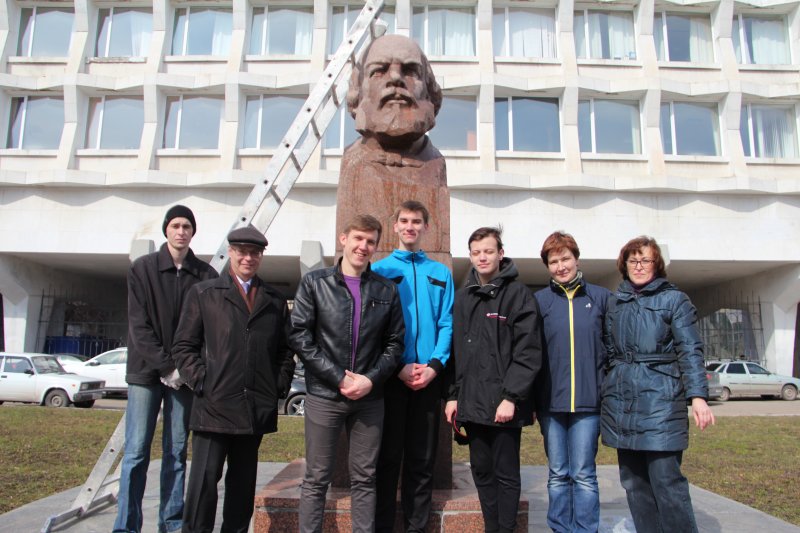 В Международный день охраны памятников и исторических мест студенты УлГПУ помыли памятник И.Н. Ульянова, установленный возле главного корпуса вуза