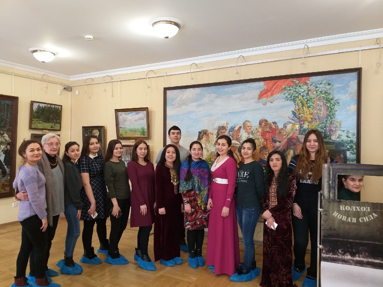 Иностранные студенты УлГПУ побывали в музее А.А. Пластова и познакомились с творчеством знаменитого русского художника