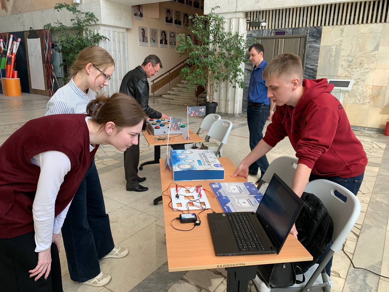 Студент УлГПУ Егор Сухарев в рамках школы-семинара в Кванториуме продемонстрировал опыт работы с цифровой лабораторией по физике  