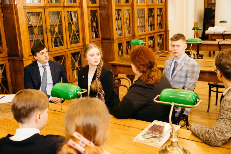 Школьники рассказали Сергею Кравцову о своих работах в проекте «Без срока давности»