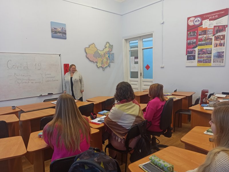 На факультете иностранных языков УлГПУ прошел кураторский час на тему «COVID-19. Меры профилактики»