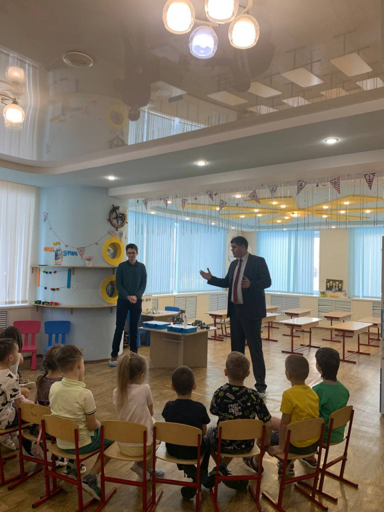 Кванториум УлГПУ побывал в гостях у воспитанников детского сада «У-Знайки» с мастер-классом  на тему «Занимательная робототехника»