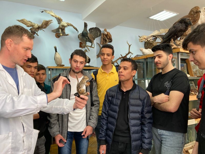 Слушатели подготовительного отделения для иностранных граждан УлГПУ побывали на экскурсии в зоологическом музее вуза