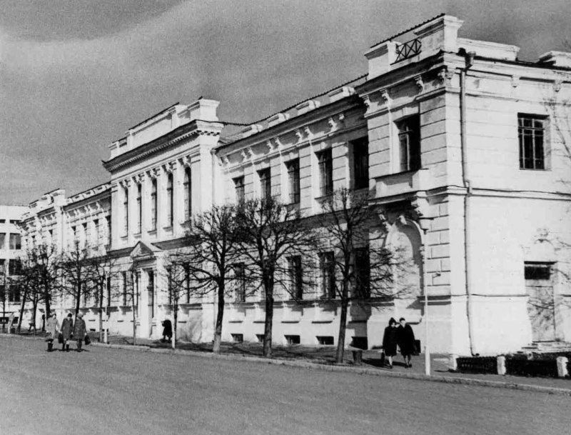 25 марта 1932 года подписано постановление СНК РСФСР, которое утвердило создание Ульяновского педагогического института