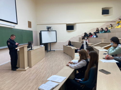 Иностранные студенты УлГПУ им. И.Н. Ульянова прослушали лекцию представителей регионального Управления МВД России   