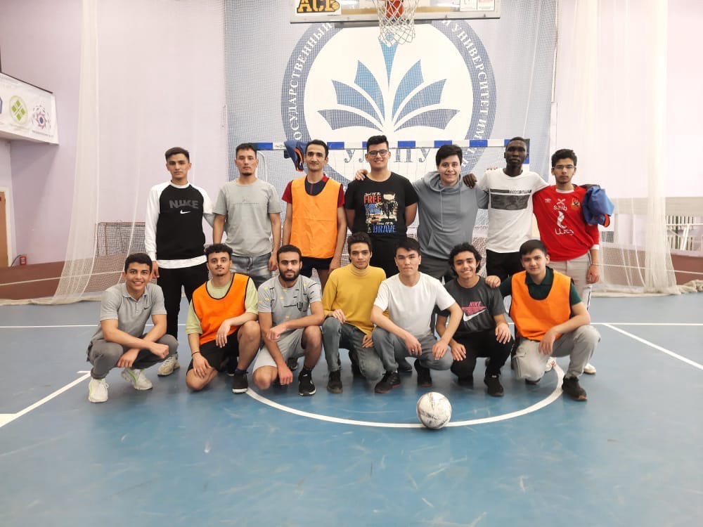 Иностранные слушатели подготовительного отделения  УлГПУ играют в футбол