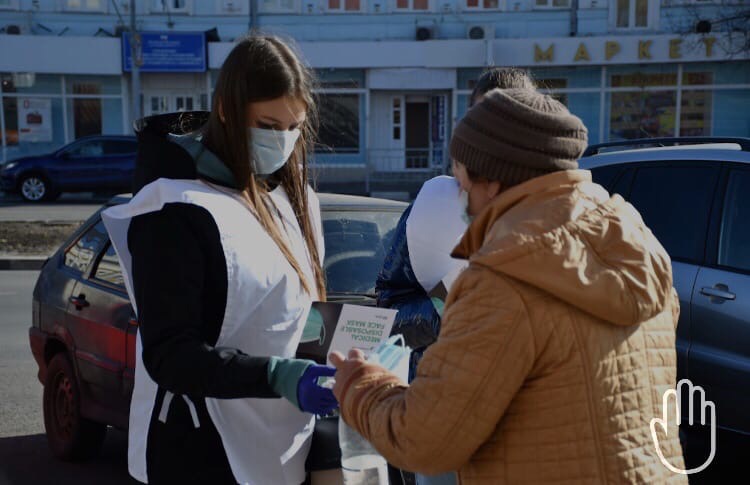 Студенты-волонтеры УлГПУ им. И.Н. Ульянова в рамках акции «Молодежь против ковида» раздавали на улицах маски 